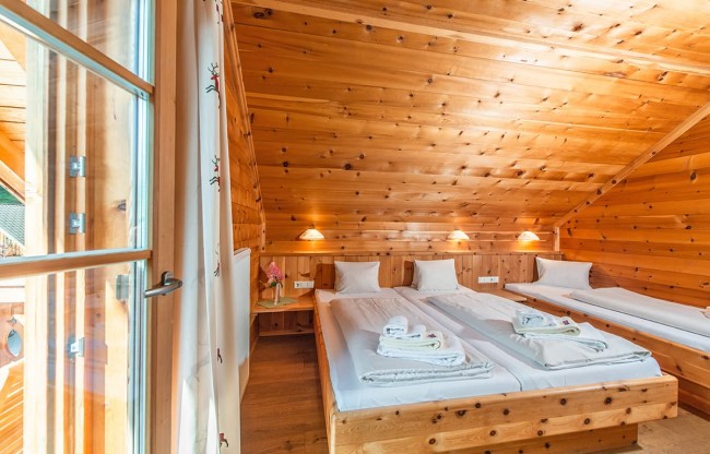 Hüttenzimmer aus Zirbenholt in der Almwelt Austira auf der Reiteralm