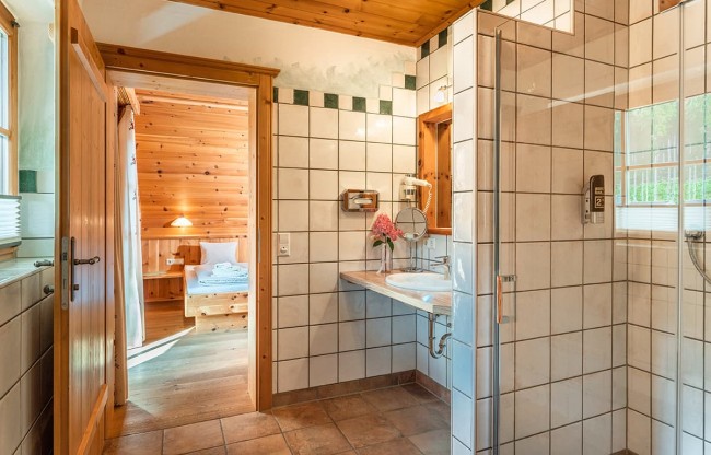 Badezimmer im Hüttenzimmer der Almwelt Austria