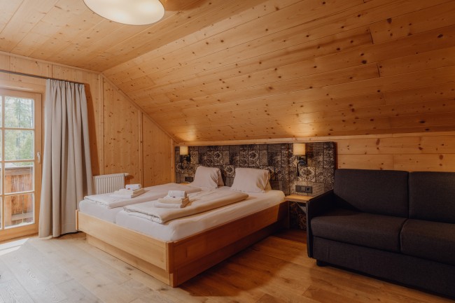 Großes Hüttenzimmer aus Fichtenholz in der Almwelt Austria