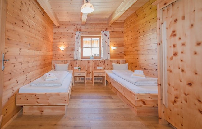 Schlafzimmer mit zwei getrennten Betten