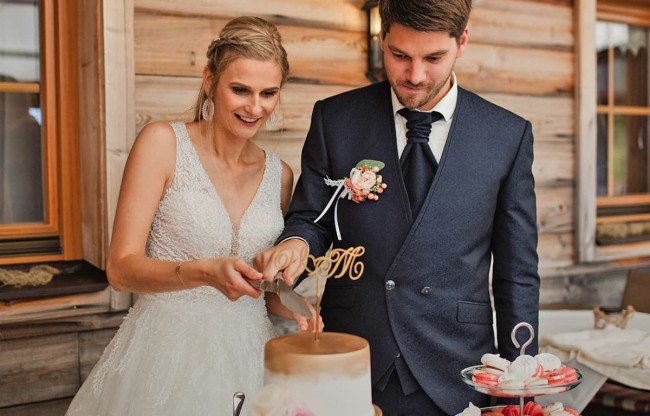 Torte anschneiden beim Hochzeiten und Feste feiern in der Almwelt Austria auf der Reiteralm im Restaurant Schnepf'n Alm für alle Anlässe und mit Übernachtungsmöglichkeit
