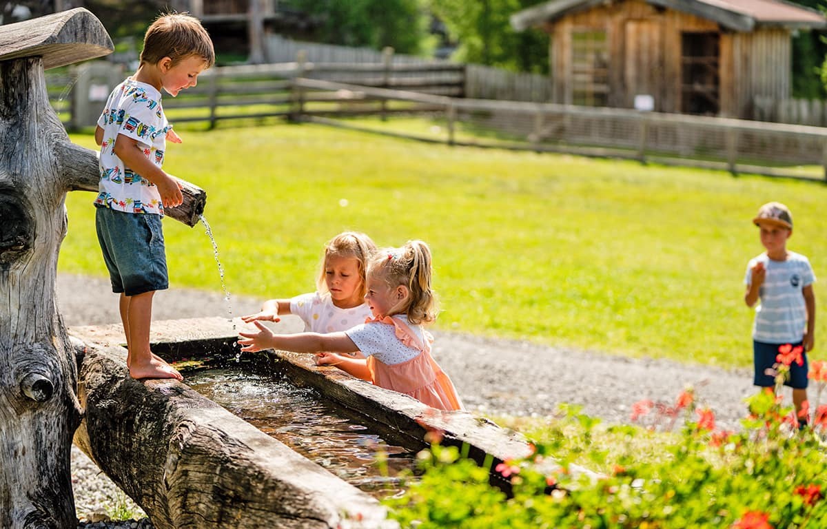 Kinder am Brunnenspielen