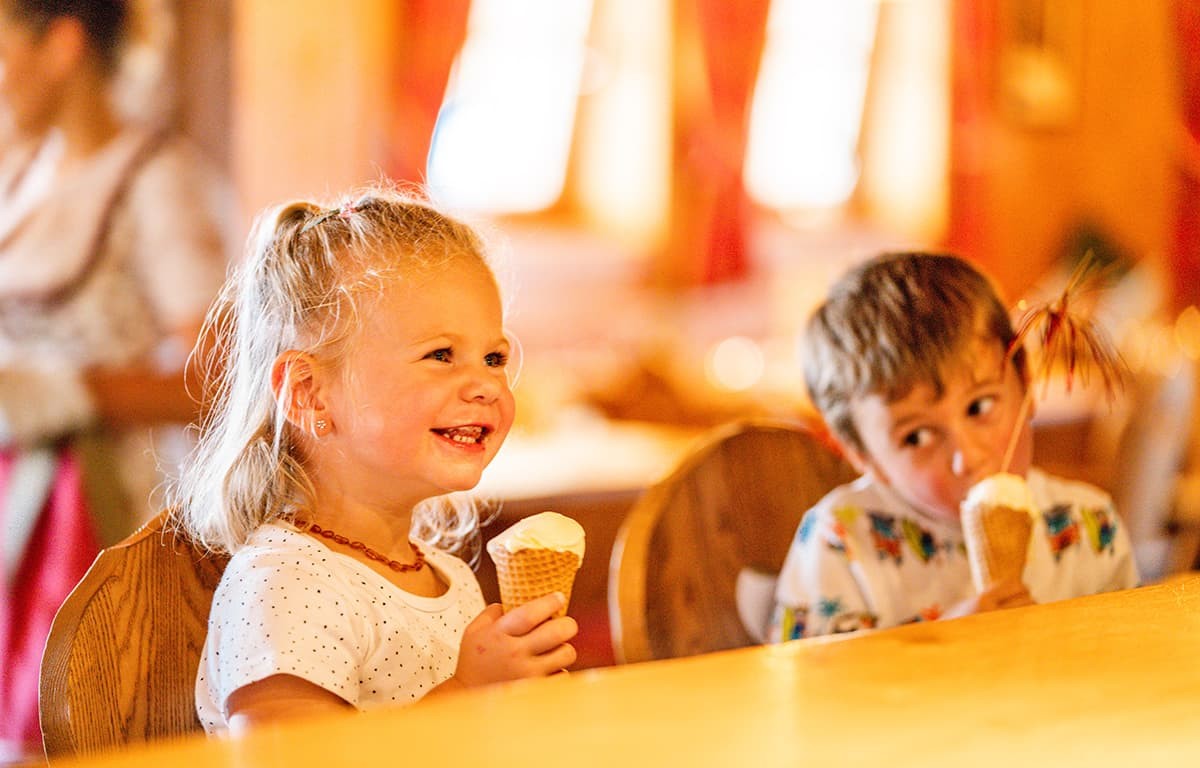 Eisessen in der Schnepfn Alm