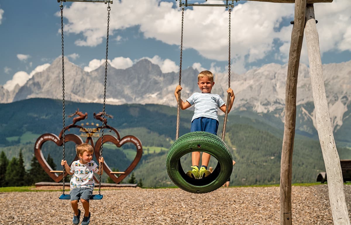 Schaukelspaß am Spielplatz der Almwelt Austria