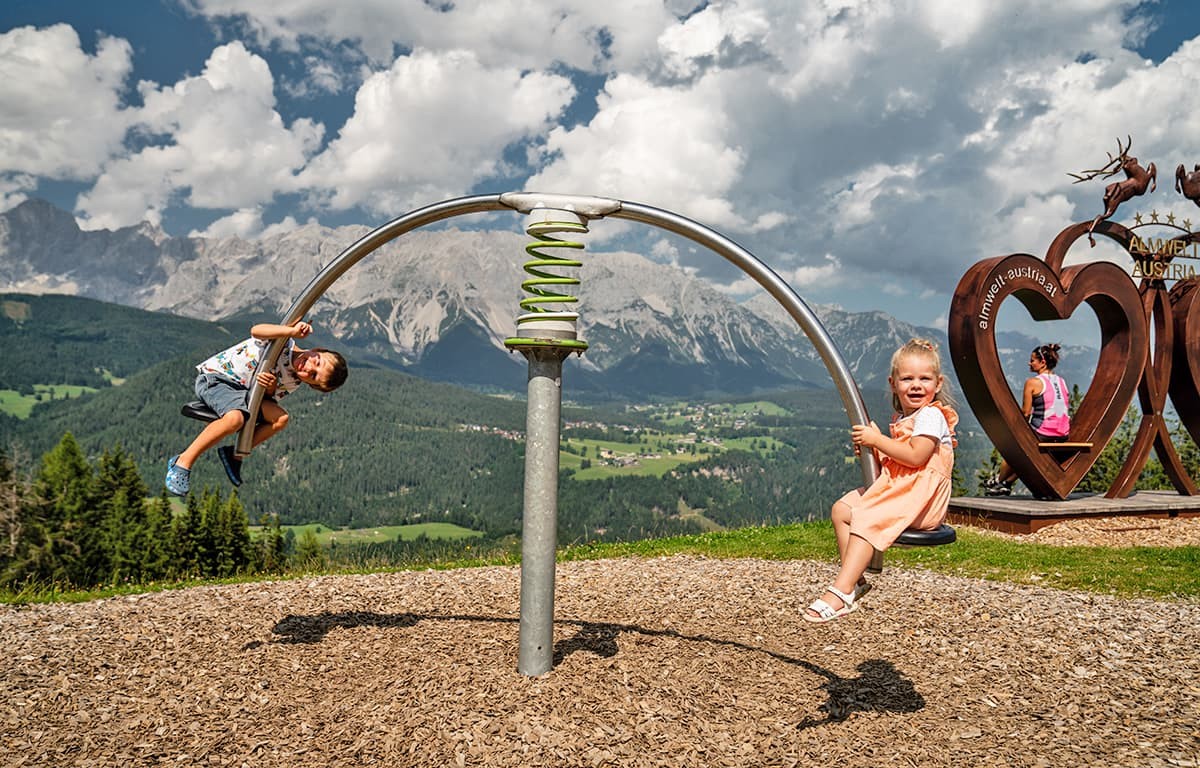 Kinderwippe am Spielplatz der Almwelt Austria