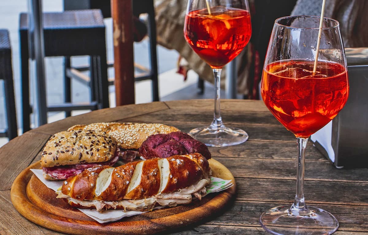 Snacks und Drinks genießen auf der Sonnenterrasse