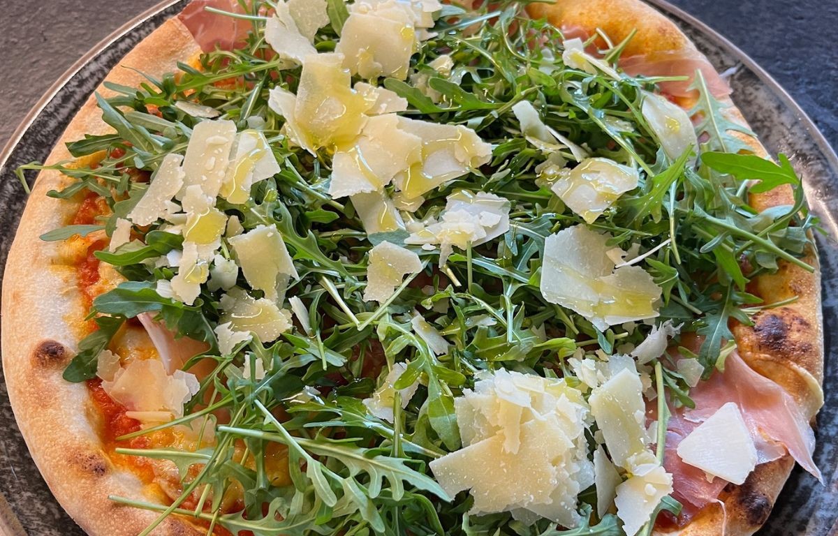 Leckere Pizza in der Happy Alm