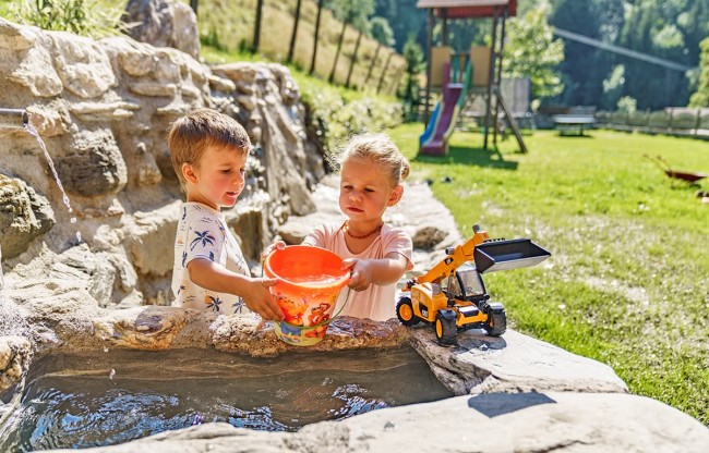 Kinder am Spielplatz des Eisbacherhofs
