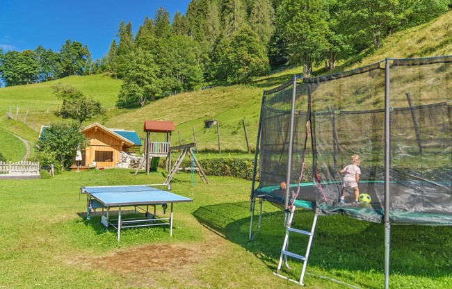 Kinder am Spielplatz des Eisbacherhofs