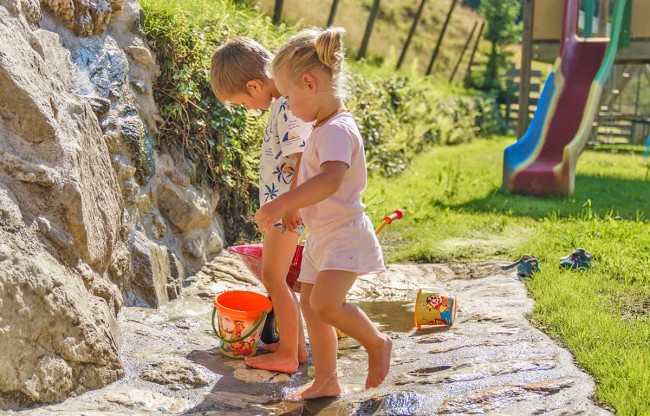 Kinder am Spielplatz des Eisbacherhofs