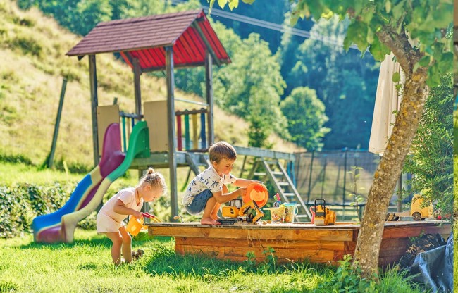 Kinder am Spielplatz des Eisbacherhofs