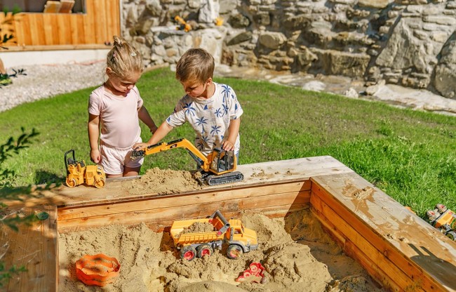 Kinder am Spielplatz des Eisbacherhofs