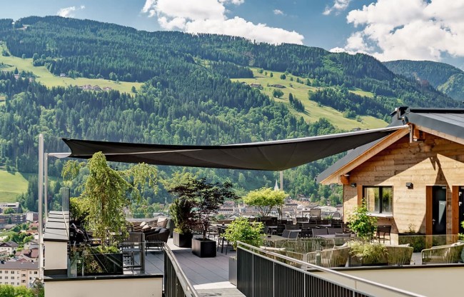 Herrlicher Panoramablick über Schladming und Rohrmoos von der Rooftop-Bar