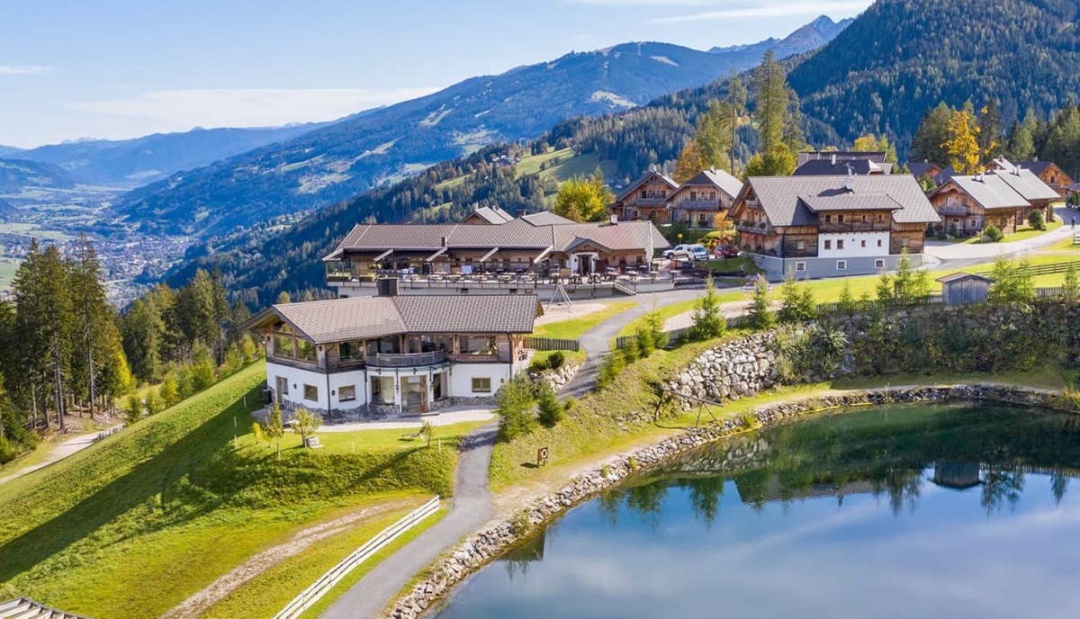 Hüttendorf Almwelt Austria auf der Reiteralm in Pichl bei Schladming mit Chalets und dem Hotel Jagdhaus