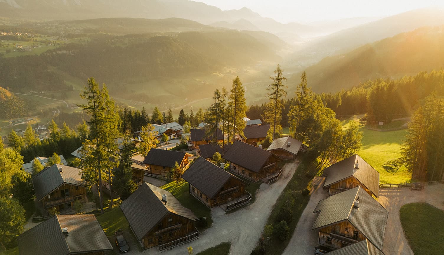 Hüttendorf Almwelt Austria auf 1.200 m mit eigenem Restaurant und Panorama-Spa perfekt für einen Familienurlaub und Wanderurlaub in der Region Schladming-Dachstein