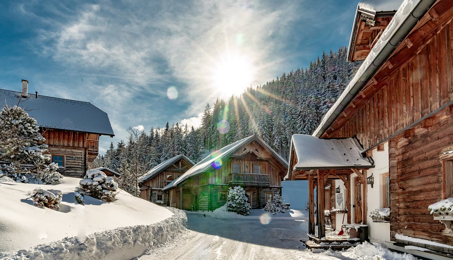 Hüttendorf Almwelt Austria auf 1.200 m mit eigenem Restaurant und Panorama-Spa mitten im Skigebiet