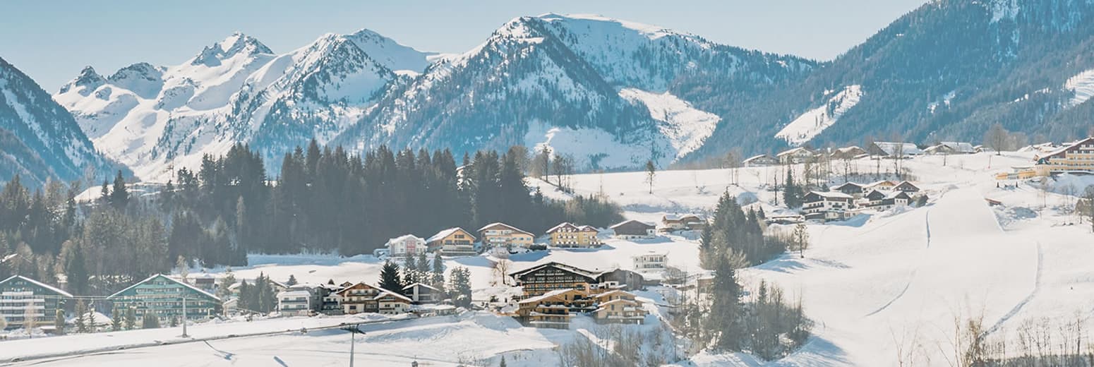 Hotel in Schladming direkt an der Piste - im Bild das Erwachsenenhotel Erzherzog Johann und das Hotel-Garni Hubertus in Rohrmoos neben der Piste der Hochwurzen