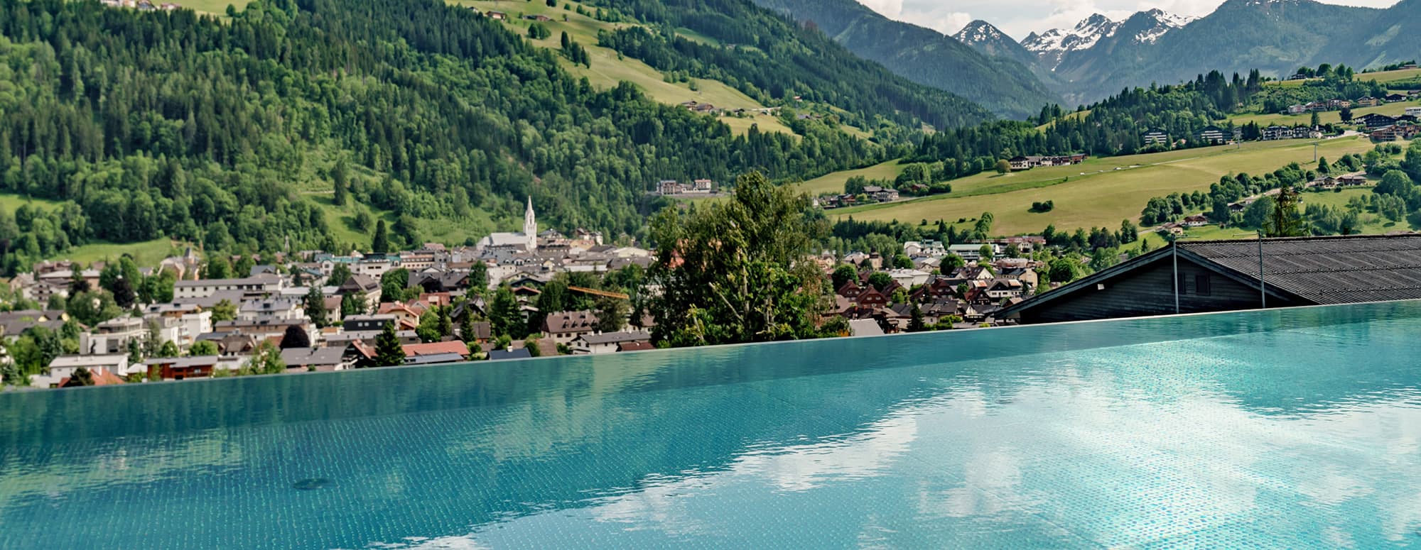 Infinitypool mit traumhaftem Blick über Schladming