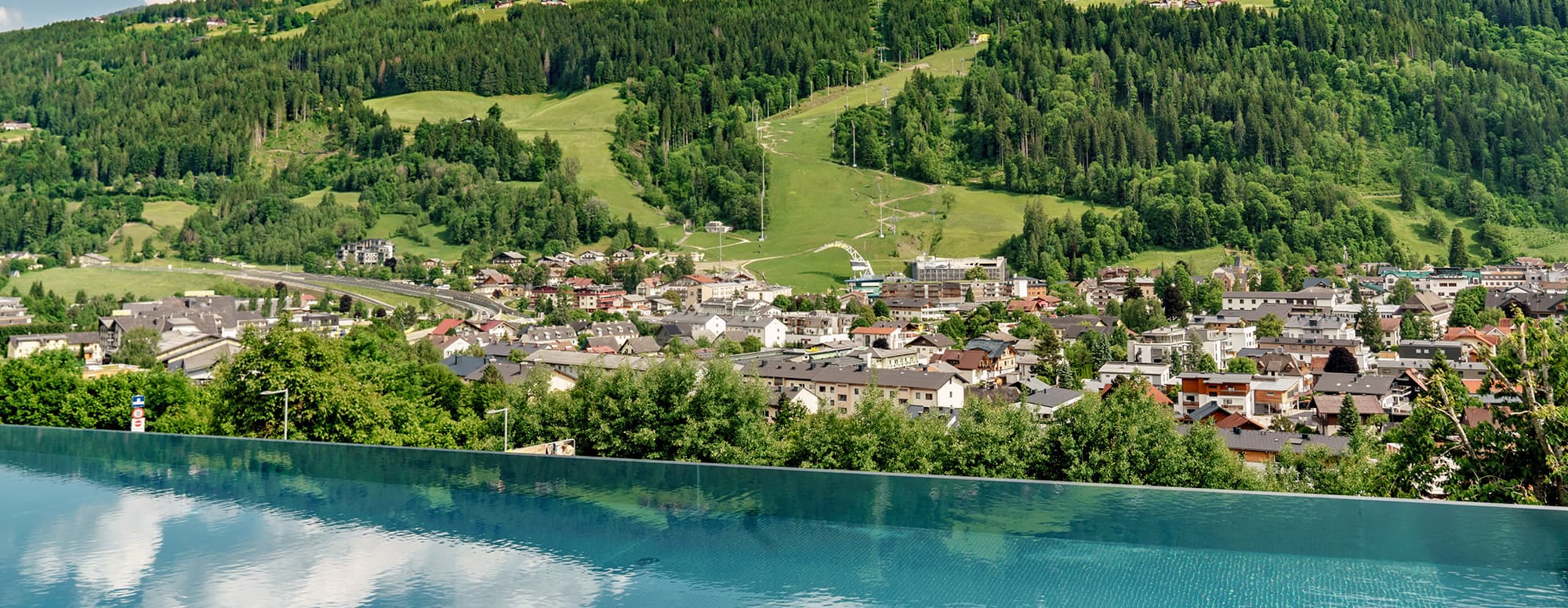 Infinitypool mit traumhaftem Blick über Schladming