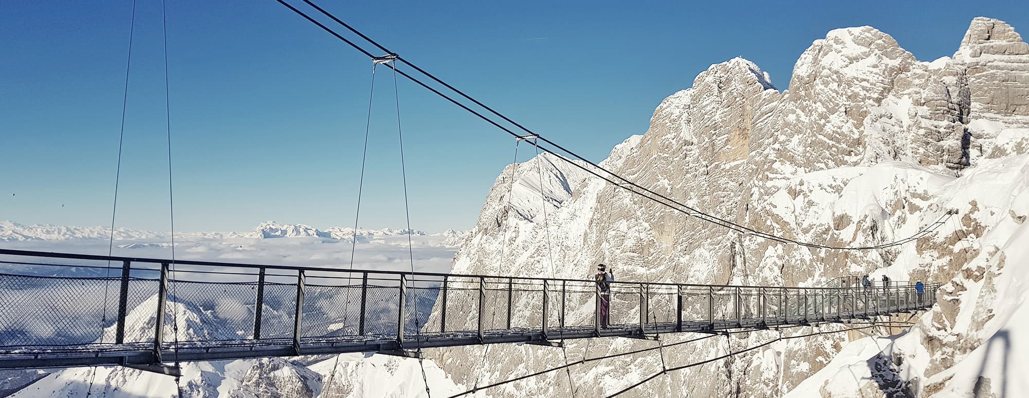 Hängebrücke am Dachstein Gletscher, das Ausflugsziel im Winter für Winterwanderer, Skifahren, Langläufer und Snowboarder