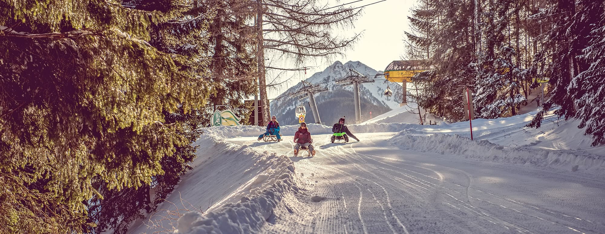 Lustige Rodelfahrt vom Skiberg und Wintererlebnisberg Hochwurzen in der Region Schladming-Dachstein