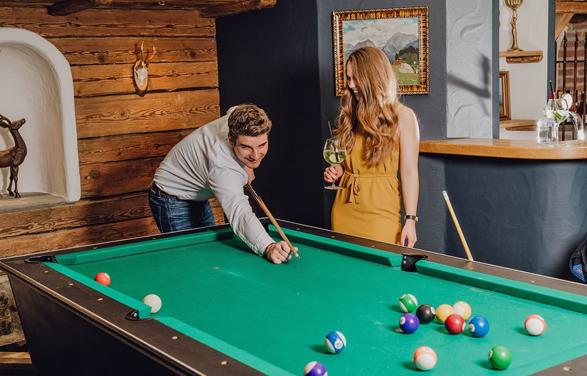 Billard spielen und Hotelbar Jagd Salon Johann