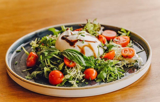 Büffelmozarella mit Cocktailtomaten und Blattsalate im Restaurant Ferienalm