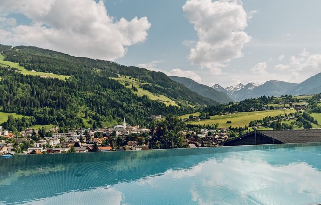 Infinitypool with panoramic view
