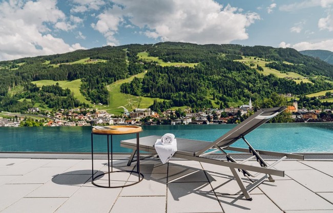 Take a sunbath at the pool