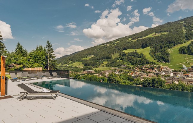 Infinitypool with a view to the Planai mountain and to Schladming