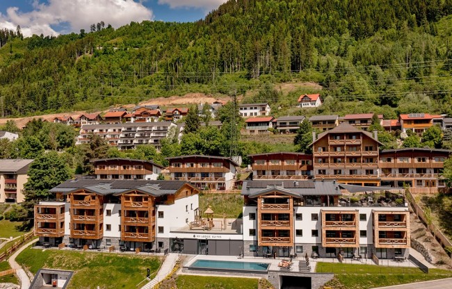 Familienresort appartements suitenhotel schladming infinitypool sommer 01 