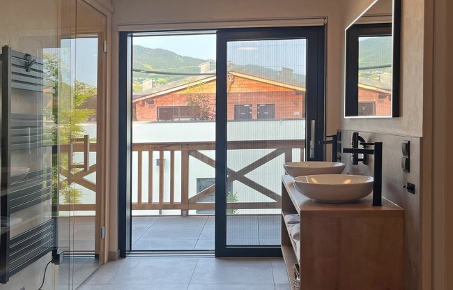 Waschbecken und Blick auf die Terrasse