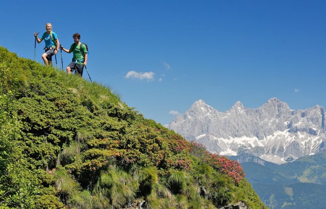 Wanderung auf der Reiteralm mit Blick zum Dachsteinmassiv © Schladming-Dachstein | Raffalt
