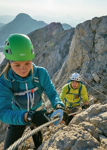 Klettern auf einer der zahlreichen Kletterrouten bei der Dachstein Südwand © Schladming-Dachstein | Peter Burgstaller