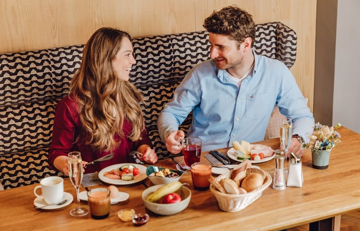 Pärchen beim Frühstücken