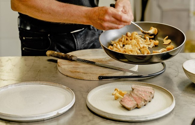 Das gekochte Essen wird für das Service vorbereitet